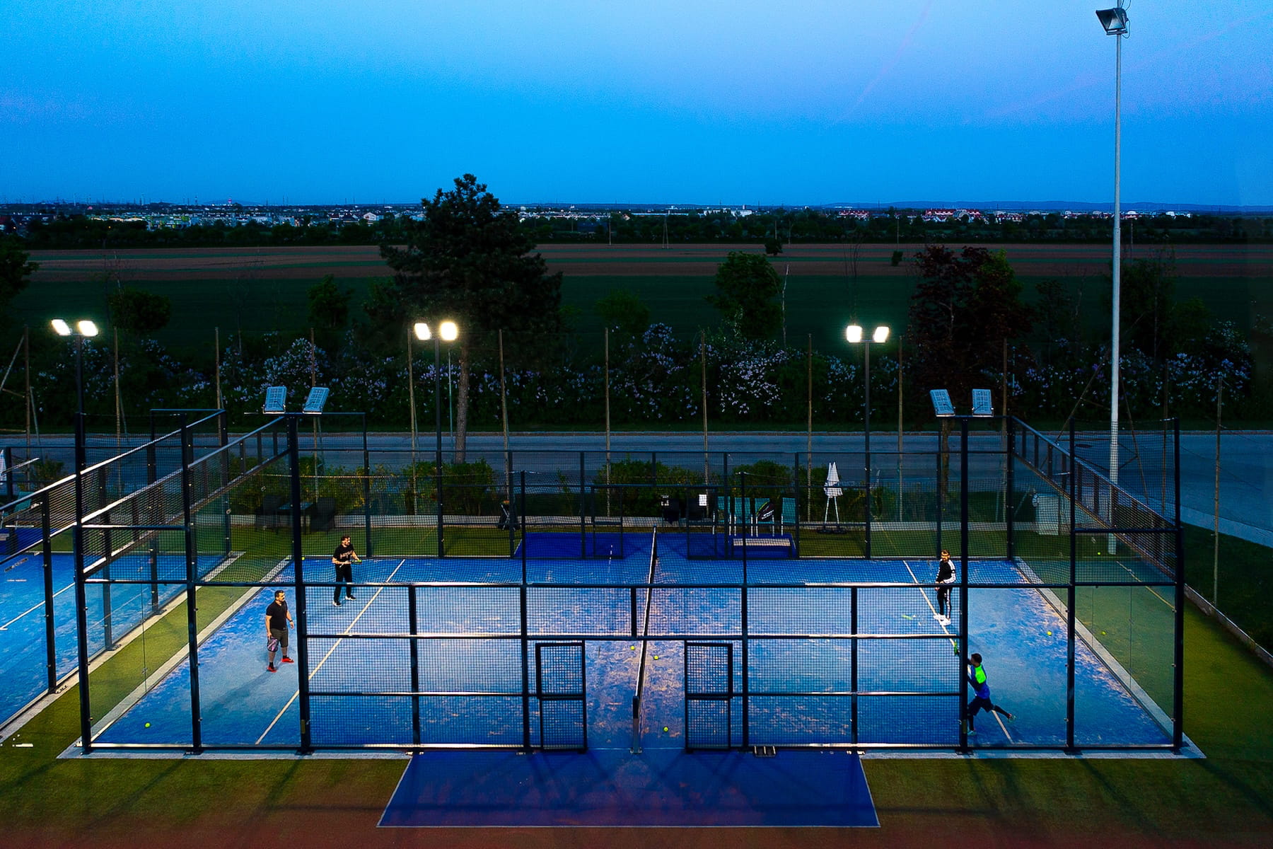 Padel-Platz bei Flutlicht in Vösendorf
