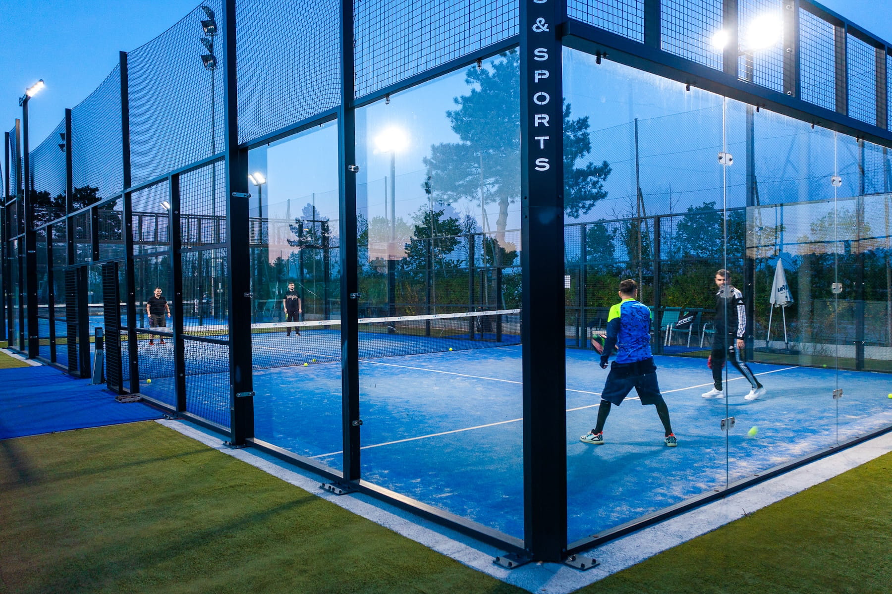 Padel-Platz bei Flutlicht in Vösendorf