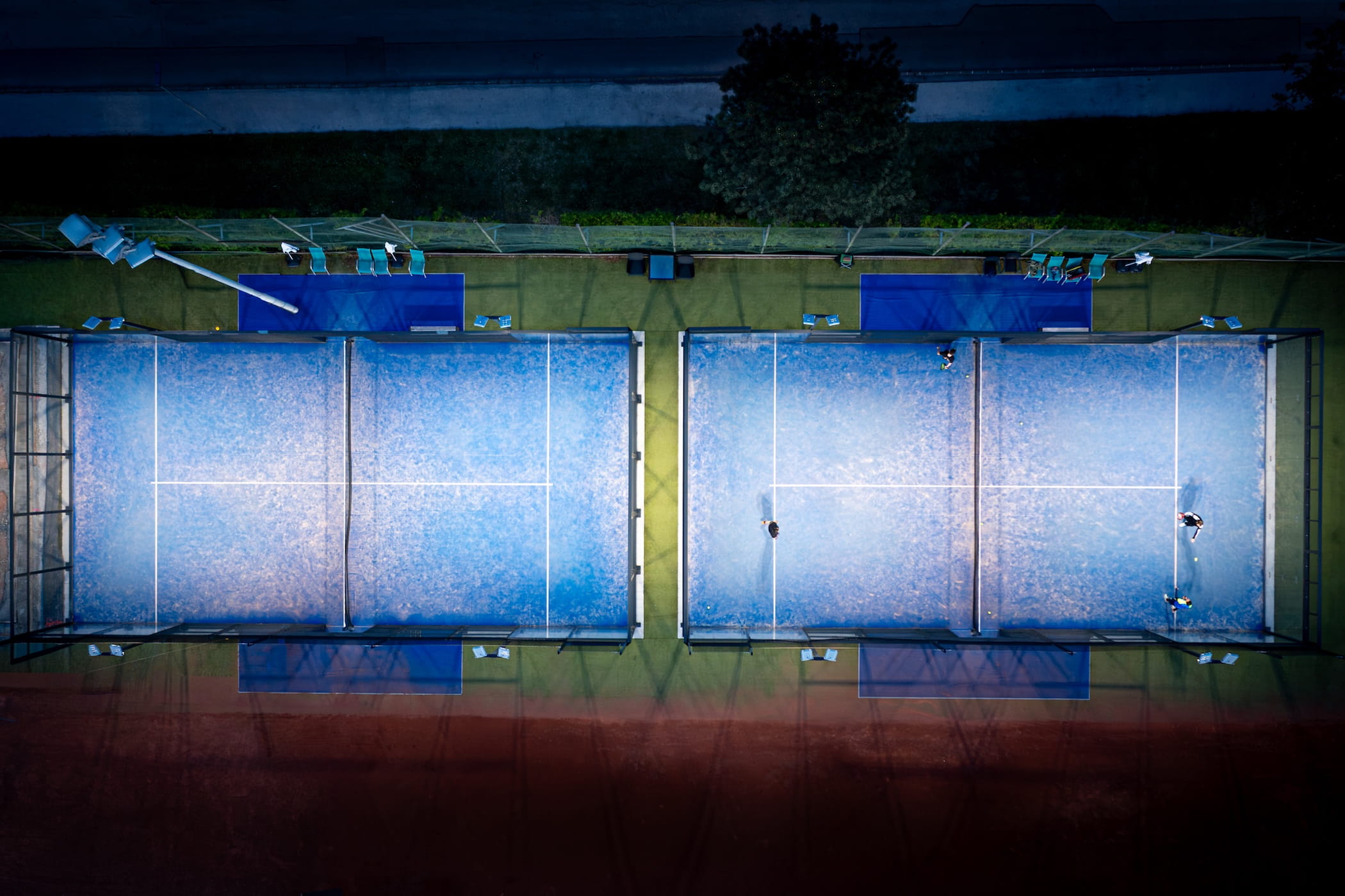 Zwei Padelplätze bei Nacht mit Flutlichtbeleuchtung in Vösendorf