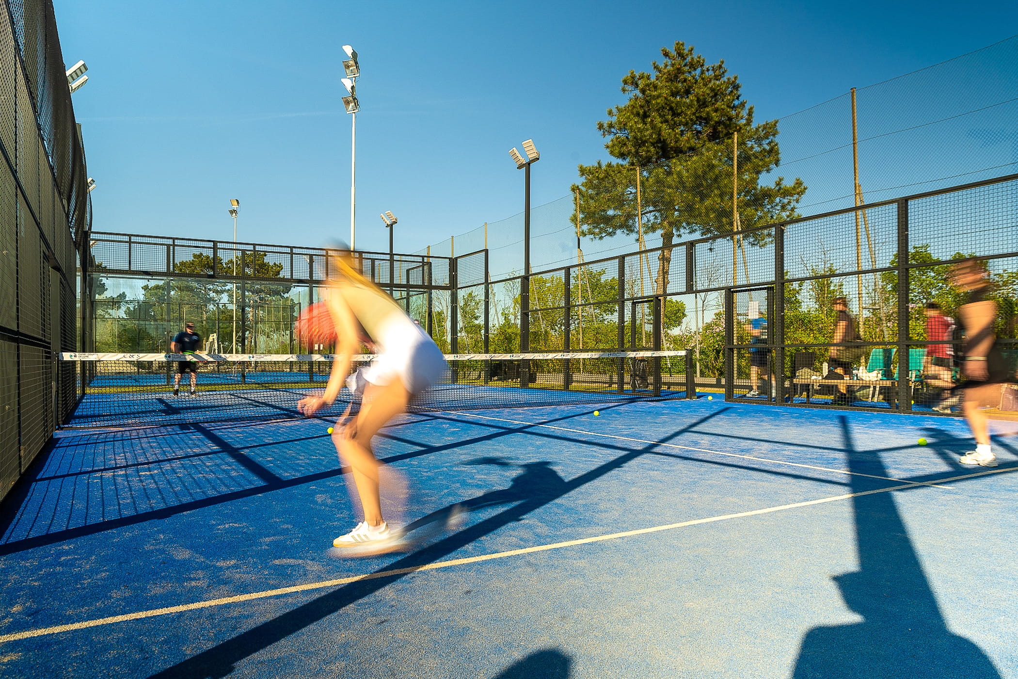 Padel-Spielerinnen und Spieler auf einem Outdoor-Court bei Padel Vösendorf