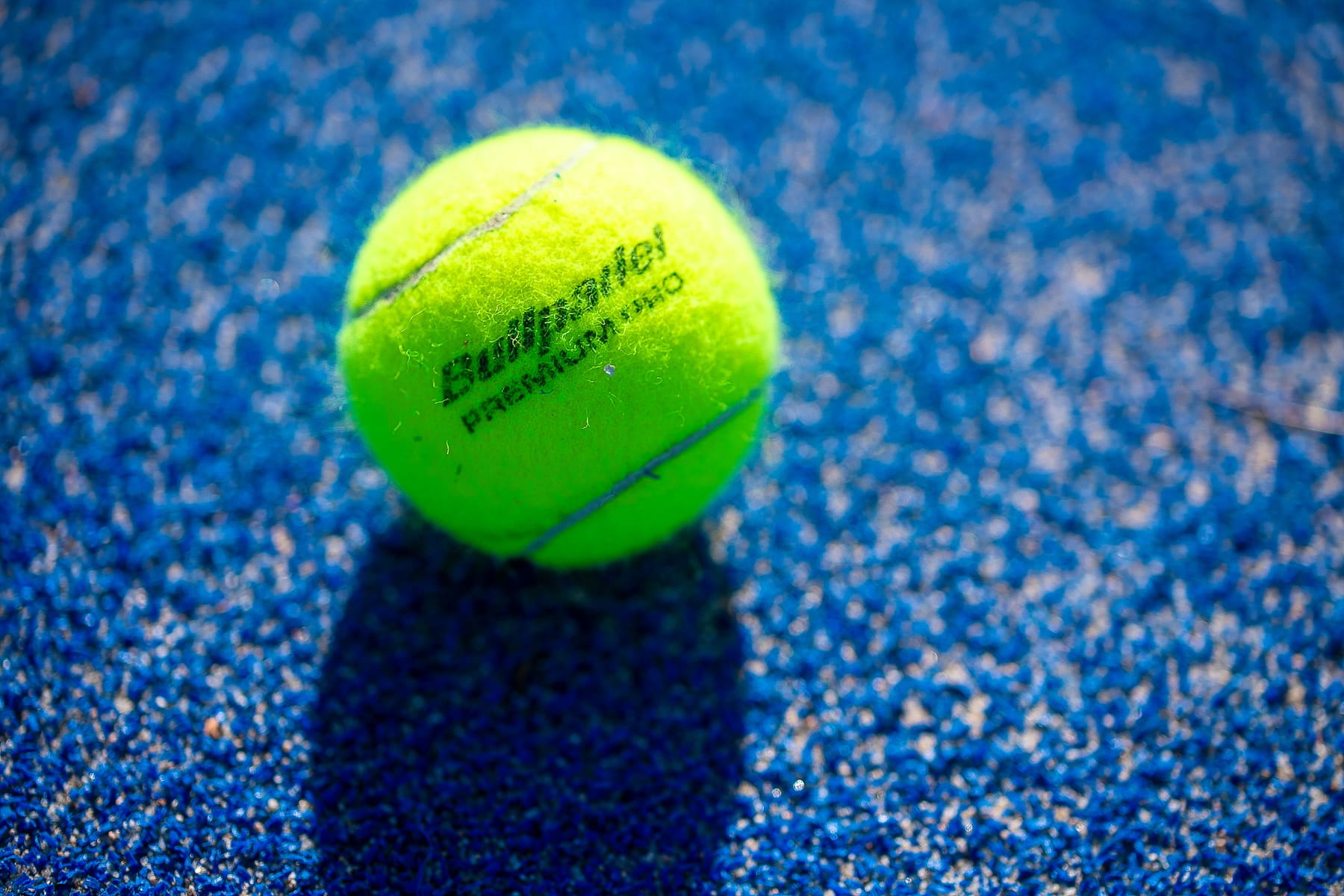 Padelball und Ausrüstung auf dem Court bei Padel Vösendorf