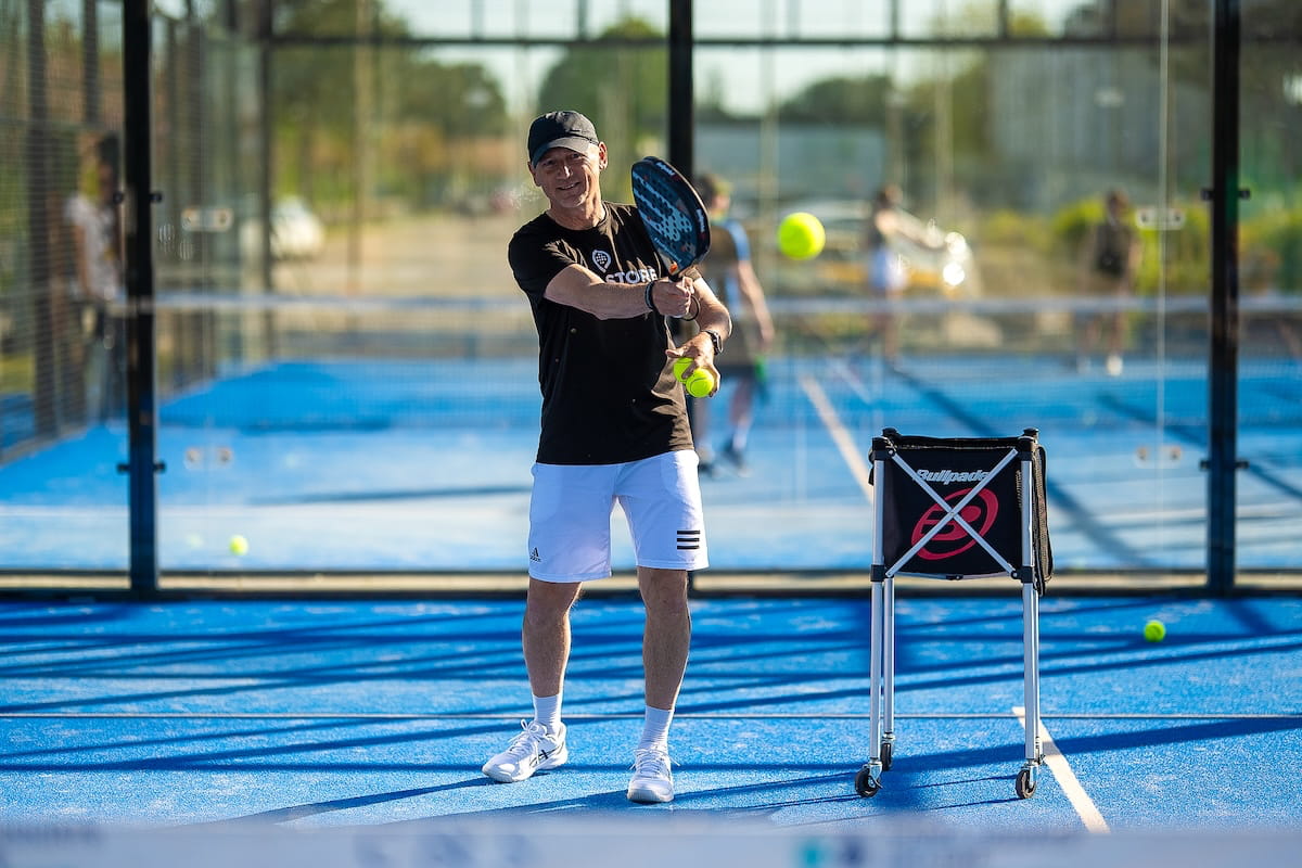 Padel-Platz bei Padel Vösendorf: Trainingssituation mit Coach Helmut Glaser und Spielern